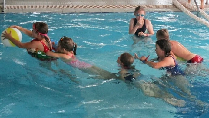 Zabawy w wodzie na piotrkowskiej pływalni