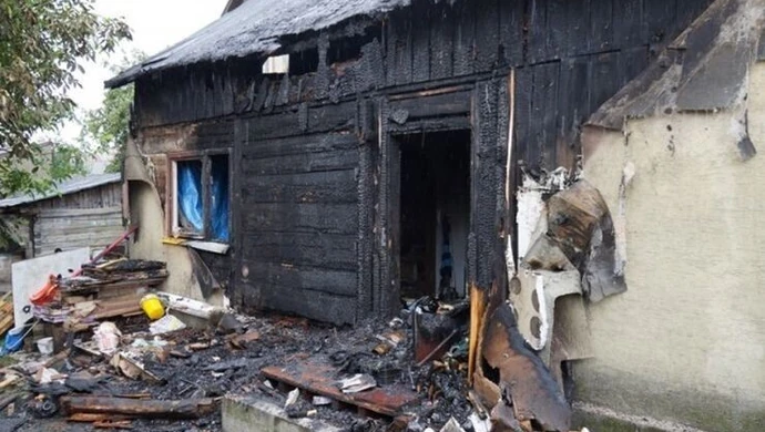 Spłonął dom siedmioosobowej rodziny. Potrzebna pomoc [AKTUALIZACJA]