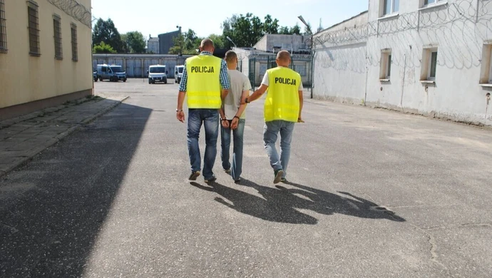 Włamali się do siedziby firmy ubezpieczeniowej, potem ukryli się na strychu 