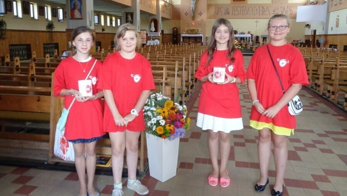 Tornister pełen uśmiechów dzięki uczennicom szkoły w Babach