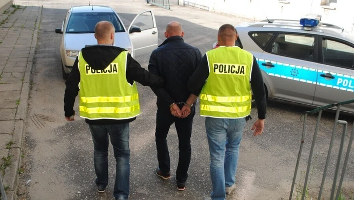 Z całej siły uderzył prętem w głowę 