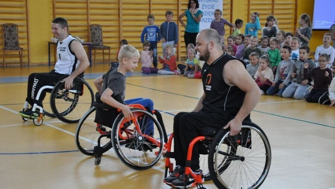 Koszykarze na wózkach spotkali się z uczniami z Jarost 