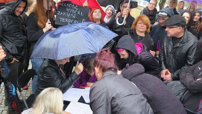 „Jarosław, kobiety zostaw!” Czarny protest w Piotrkowie 
