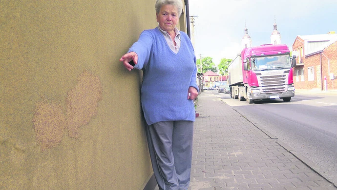 Hałas i pękające ściany. Tirowcy, omijajcie Srock!