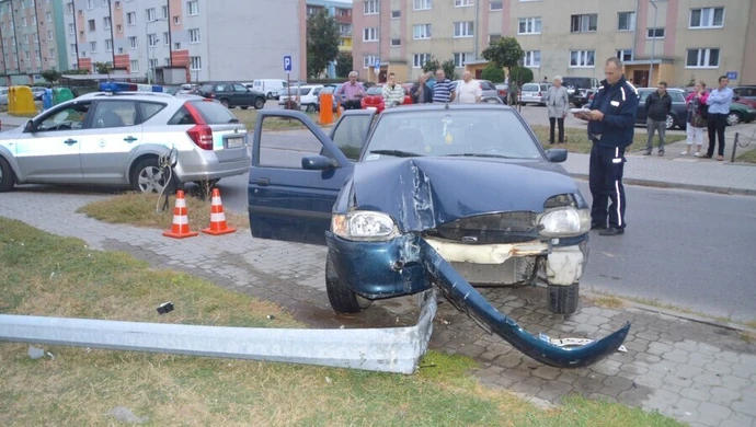 Kradziony ford rozbity na latarni 