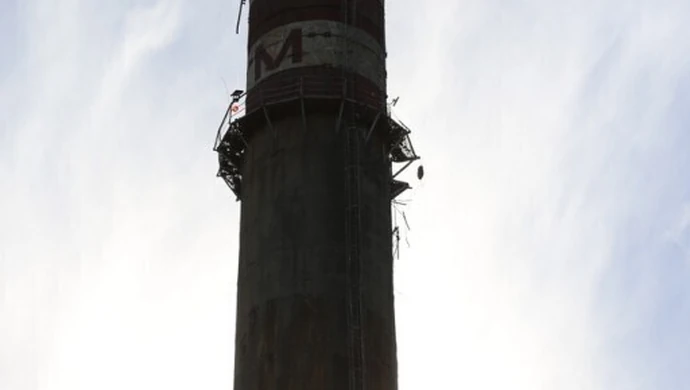 Runął fragment komina Wistomu