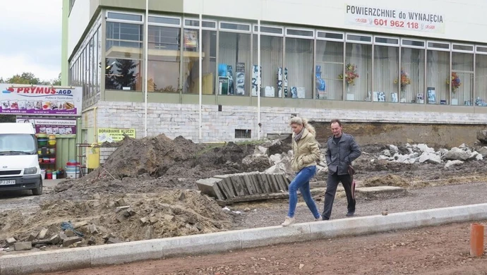 Zburzyli schody przy Sezamie