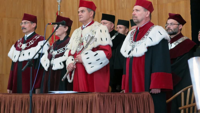 " Vivat academia,  vivant professores..."