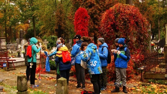 Uczniowie porządkowali groby na starym cmentarzu 