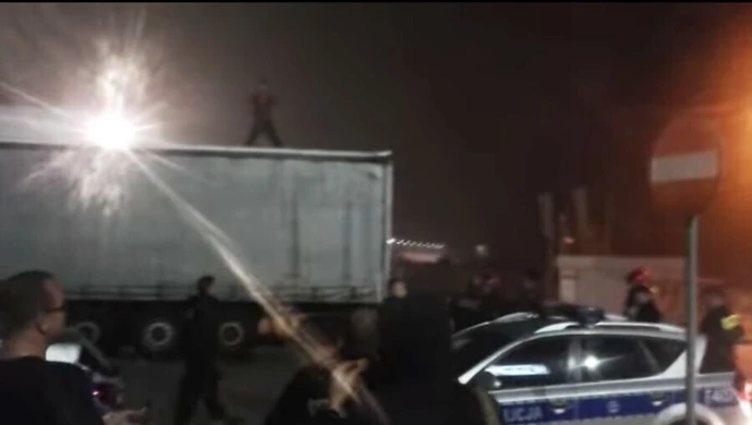 Skakał po dachach tirów 