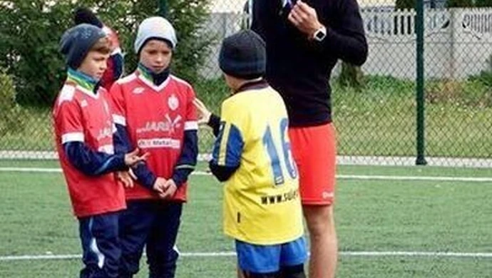 Grali na orliku w Ręcznie  