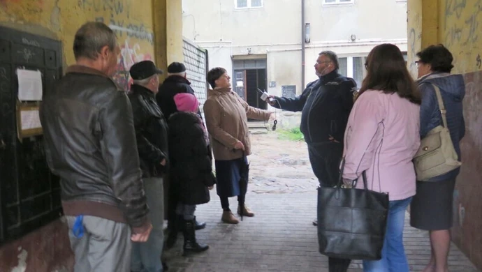 Mieszkańcy kamienicy przy ul. Szewskiej błagają o pomoc