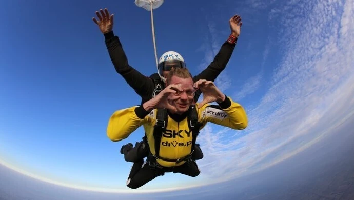 Jak odbywa się skok spadochronowy w tandemie? Sprawdziliśmy 