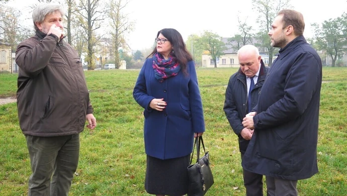 Opozycja krytykuje. Konferencja PiS na placu Pofranciszkańskim 