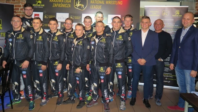 Zawodowe zbrojne ramię AKS