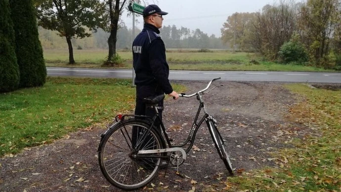 Przewrócił się na jezdnię, jadąc kradzionym rowerem 