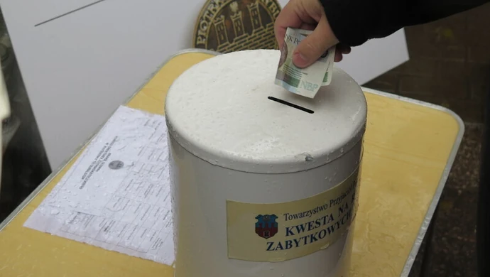 Kwesta na cmentarzach trwa