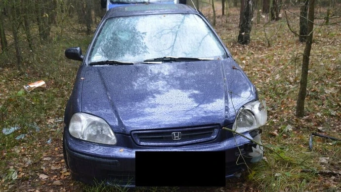 Wjechał w dom i uciekł 