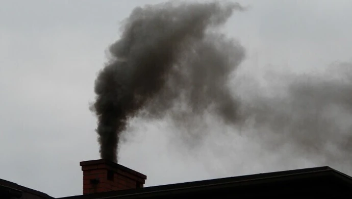 Palisz śmieci w domowym piecu? Możesz zapłacić nawet 5 tys. zł. Straż Miejska kontroluje 