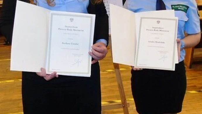 Uczennice z Bujen ze stypendiami premiera 