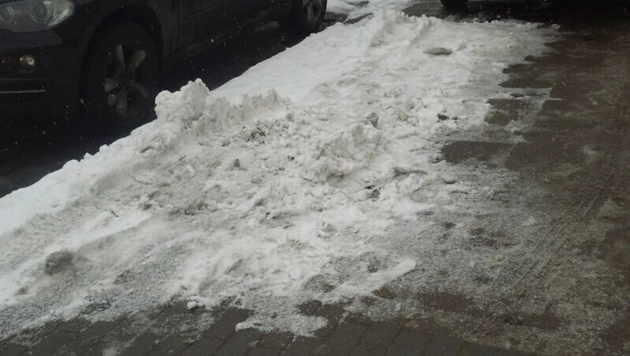 Za nieusunięcie śniegu z chodnika grozi mandat, a nawet grzywna 