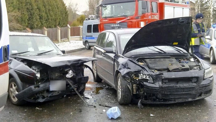 Zderzenie dwóch aut w Laskach