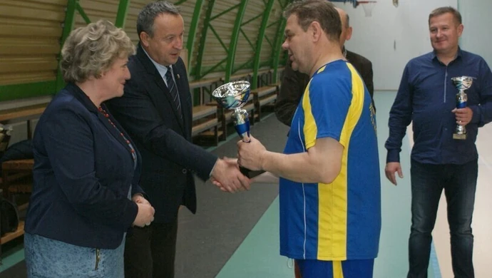 Samorządowcy z Woli Krzysztoporskiej najlepszymi siatkarzami powiatu