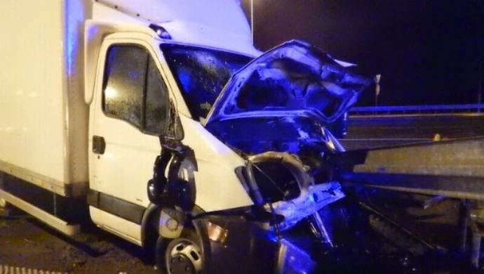 Kierowca iveco wjechał w bariery energochłonne na S8 