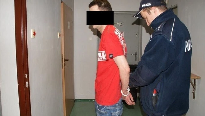 By się zemścić, puścili go bez.... majtek