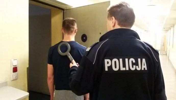 Rozbój na Wierzejach. Sprawca zaatakował ofiarę butelką 