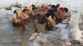 Kąpali się w przeręblu