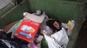 Mieszkaniec znalazł bezdomnego w śmietniku