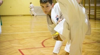 Mama nie patrzy, jak go biją