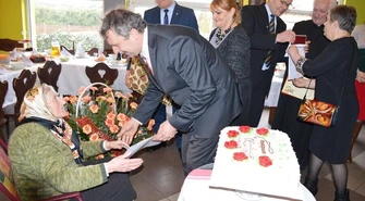 Jej sekret? Nie narzekać i kieliszek nalewki 