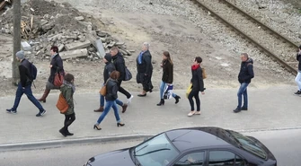 Wreszcie wyremontowali chodnik na przejeździe kolejowym