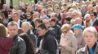 Kolejna procesja przeszła ulicami miasta. 1050-lecie Chrztu Polski w Piotrkowie