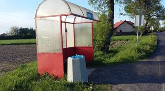 Betonowe kosze stanęły przy kolejnych przystankach