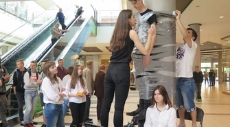 Focus Mall: Przykleili chłopaka do słupa 