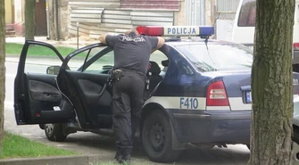 Groził siekierą i nożem. Zatrzymany przez policję