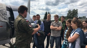 Młodzież z Bujen oglądała samoloty F-16 