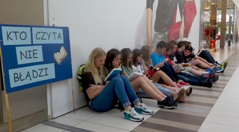 Zaczytani gimnazjaliści w piotrkowskiej galerii