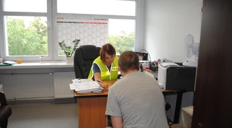 Był pijany. Wskoczył na maskę i uszkodził auto