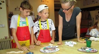 &#8222;Kolorowa Lokomotywa&#8221; w Piotrkowie. Papieroplastyka, rzeźba, plecionkarstwo 