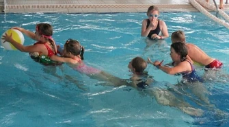 Zabawy w wodzie na piotrkowskiej pływalni