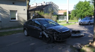 Nie chciał potrącić psa, uderzył w drzewo