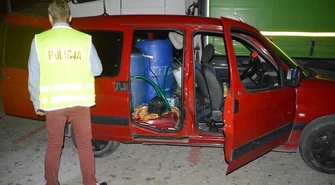 Kradli paliwo z tirów 