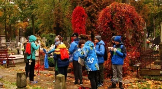 Uczniowie porządkowali groby na starym cmentarzu 
