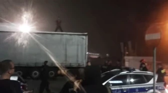 Skakał po dachach tirów 