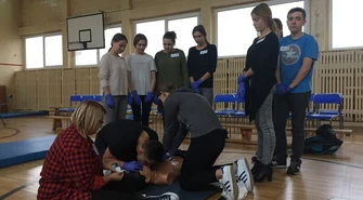Uczyli się jak prawidłowo wykonać masaż serca