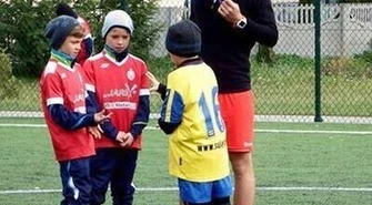 Grali na orliku w Ręcznie  